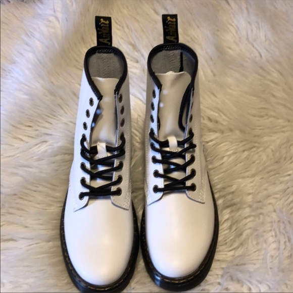 NWTWhite Dr Martens Airwair w/ bouncing sole boots - Picture 2 of 8